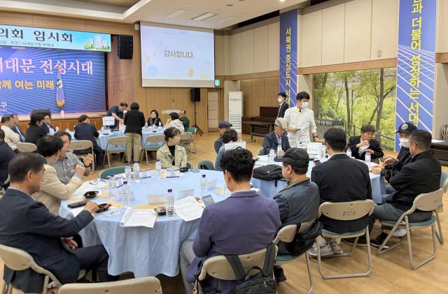 서대문구아파트협의회 구성을 위한 임시회에서 4개 지역협의회별 임원 선출이 이뤄지고 있다 사진서대문구 제공