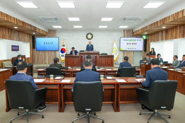 울릉군의회가 19일 군의회 본회의장에서 제296회 임시회 제1차 본회의를 열고 10일간의 의사일정에 들어갔다 사진울릉군의회
