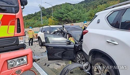 حادث تصادم متعدد على طريق تونغ يونغ-تايجون السريع يسفر عن 13 جريحاً... سائق السيارة الرياضية متعددة الاستخدام ينكر استخدام فاونة التحكم بالسرعة