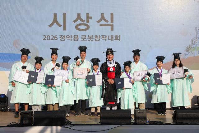 최현덕 시장이 17일 ‘정약용 로봇창작대회’ 수상자들과 기념촬영을 하고 있다 사진남양주시