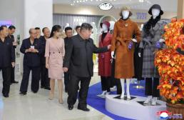 金正恩携女视察轻工业部门服装鞋类展览会