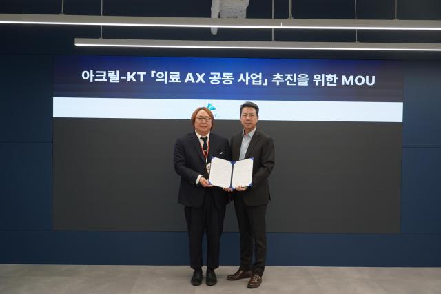KT가 인공지능 전환AX 인프라 전문기업 아크릴과 의료 AX 사업 확대에 나선다 노형래 KT 엔터프라이즈부문 기업사업본부장 상무오른쪽와 박외진 아크릴 대표이사왼쪽가 기념사진을 촬영하는 모습사진KT