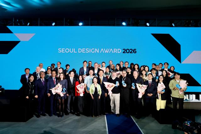 14일 서울 동대문디자인플라자DDP에서 열린 서울디자인어워드 2026 참석자들이 단체 사진을 찍고 있다 사진서울디자인재단
