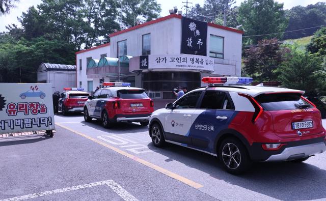 대전경찰청과 고용노동부 대전고용노동청이 폭발사고로 7명의 사상자가 발생한 한화에어로스페이스 대전사업장과 서울 본사 등에 대한 압수수색에 착수한 지난 6월 4일 대전 유성구 외삼동 대전사업장으로 고용노동부 차량이 들어가고 있다 사진연합뉴스