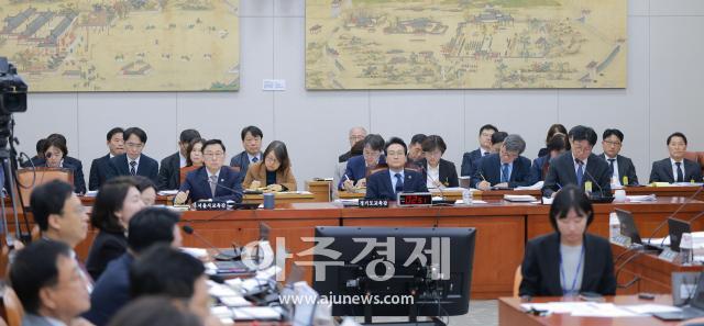 14일 서울 여의도 국회 교육위원회에서 열린 국정감사에 정근식 서울시 교육감왼쪽부터과 안민석 경기도 교육감 도성훈 인천시 교육감이 출석해 있다 20261014사진유대길 기자 dbeorlf123ajunewscom