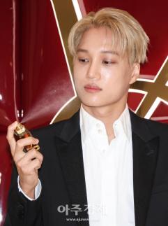 [포토] 엑소 카이, 향수 뿌리는 모습도 우아하게