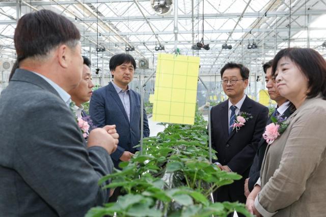 민경선 고양시장을 비롯한 관계자들이 농협대학교 스마트팜 시설을 둘러보고 있다 사진고양시