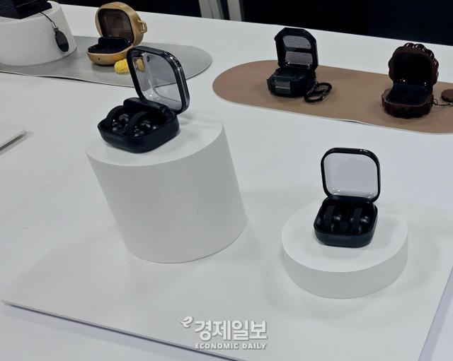 갤럭시 버즈 온과 캐이스들 [사진=류청빛 기자]