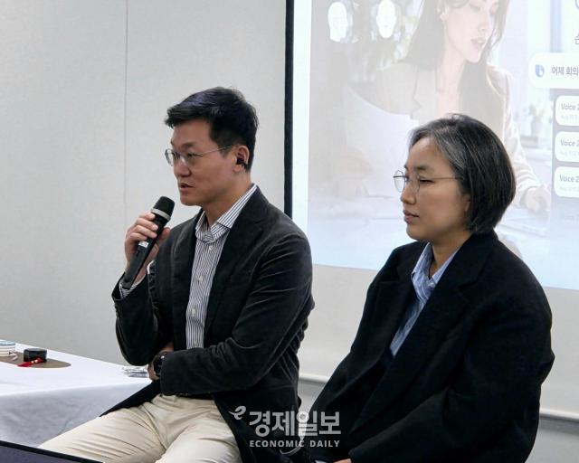 이명환 삼성전자 MX사업부 웨어러블 상품기획 총괄 그룹장(왼쪽)이 발언하고 있다. [사진=류청빛 기자]
