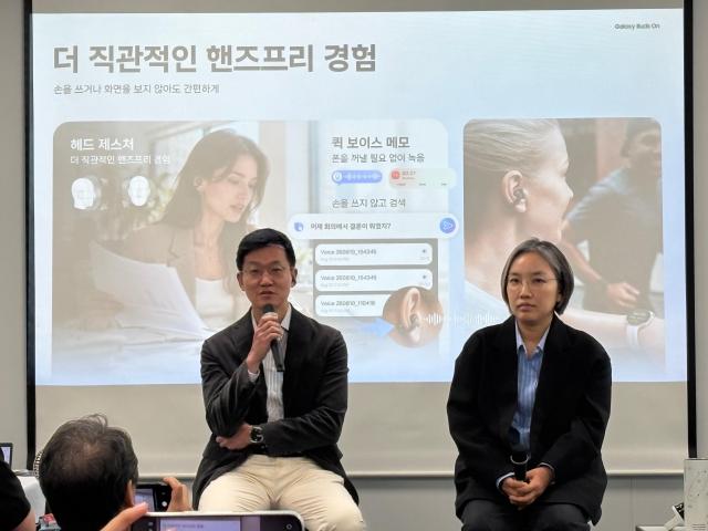 이명환 삼성전자 MX사업부 웨어러블 상품기획 그룹장왼쪽이 20일 갤럭시 버즈 시리즈 최초의 클립형 무선 이어폰 갤럭시 버즈 온을 소개하고 있다 사진김나윤 기자