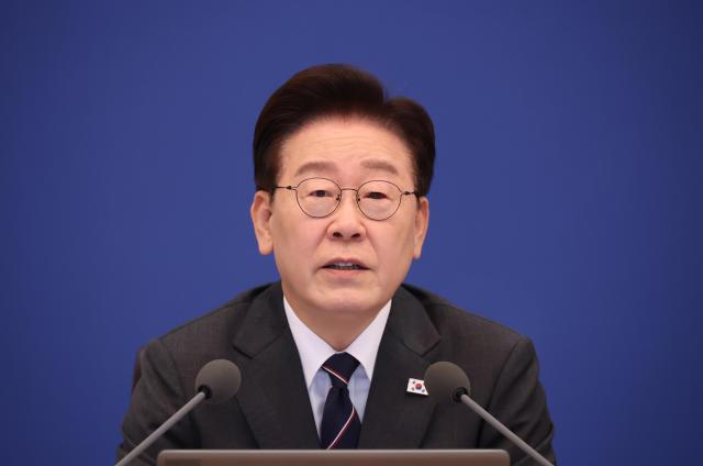 الرئيس لي يؤكد ضرورة تشديد العقوبات الاقتصادية على الشركات المقصرة في تدابير السلامة