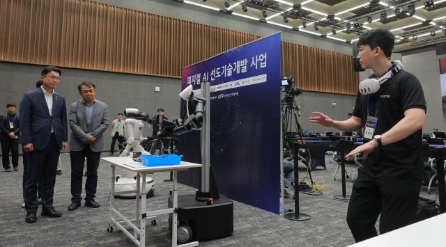 류제명 과학기술정보통신부 제2차관왼쪽과 김영준 LG전자 인공지능연구소 소장이 지난 6월 서울 강서구 마곡 LG사이언스파크에서 열린 피지컬 AI 선도기술개발 사업 착수보고회에서 로보티즈의 상체형 휴머노이드 로봇 플랫폼 AI 워커AI Worker의 시연을 보고 있는 모습 20260609사진유대길 기자 dbeorlf123ajunewscom