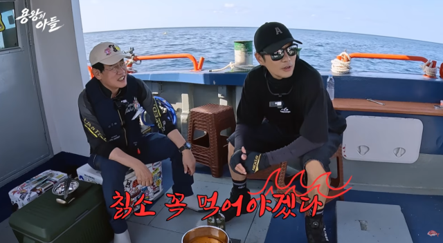 방송인 이경규왼쪽와 배우 주상욱이 유튜브 채널 ‘Grrr’의 ‘용왕의 아들’ 울릉도 편에서 선상 낚시 도중 이야기를 나누고 있다 사진유튜브 채널 ‘Grrr’ 영상 캡처