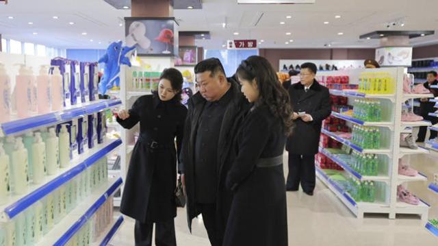 조선중앙통신이 20일 공개한 사진에서 김정은가운데 북한 국무위원장이 전날 딸 김주애오른쪽 부인 리설주와 함께 평양에서 열린 전국 피복·신발 전시회를 둘러보고 있다 사진연합뉴스