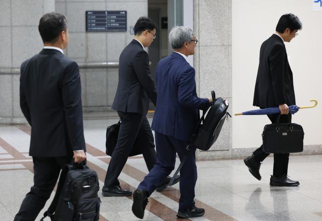 선거관리위원회를 둘러싼 각종 의혹들을 수사하는 이태한 특별검사팀의 포렌식 전문 수사자문위원인 이상진 고려대 정보보호대학원 교수를 포함한 관계자들이 지난 13일 경기 과천시 중앙선거관리위원회에 들어서고 있다 사진연합뉴스