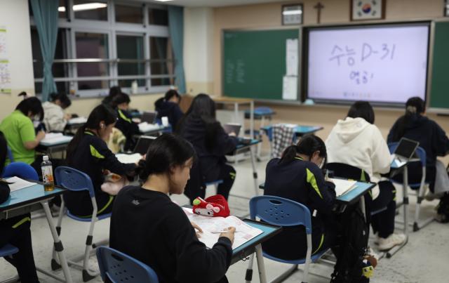 2027학년도 대학수학능력시험수능이 31일 앞으로 다가온 지난 19일 오후 경남 창원시 마산합포구 성지여자고등학교에서 고3 학생이 야간자율학습자습을 하고 있다 사진연합뉴스