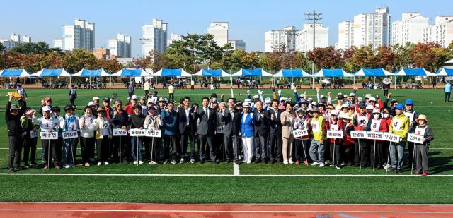 정명근 화성특례시장이 대회 참가 선수 및 관계자들과 기념촬영을 하고 있다 사진화성시