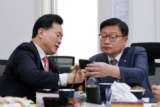 김승수 국민의힘 원내운영수석부대표왼쪽가 정점식 원내대표와 대화하고 있다 사진연합뉴스