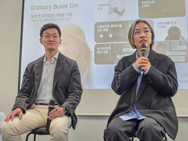 Lee Myung-hwan L head of wearable product planning at Samsung Electronics’ MX division and Nam Hyun-jung of the same group answer reporters’ questions Courtesy of Samsung Electronics