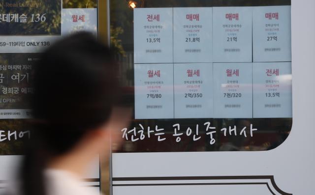 20일 서울부동산정보광장의 아파트 거래량 자료를 분석한 결과 올해 1∼9월 서울 아파트 월세 거래량은 8만7740건으로 전체 전월세 거래량17만2027건의 510를 차지했다 자치구별로는 종로구의 월세 비중이 656로 가장 높았다 사진은 이날 서울 종로구 한 부동산 중개업소에 붙은 매물표 모습 사진연합뉴스