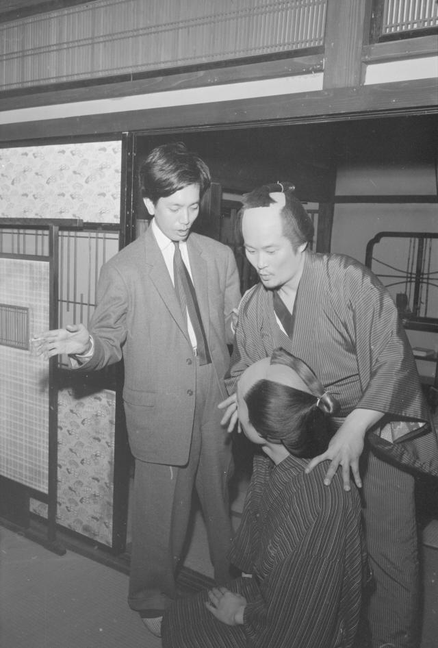 1957년 닛카츠 조후 촬영소에서 막말태양전을 촬영하는 가와시마 유조왼쪽와 프랭키 사카이사진위키미디어 커먼즈