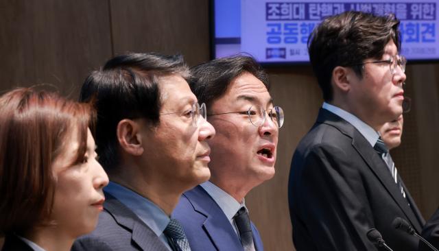 신장식 조국혁신당 대표가 20일 국회 소통관에서 조희대 대법원장 탄핵·사법개혁을 위한 공동행동 제안 기자회견을 하고 있다사진연합뉴스