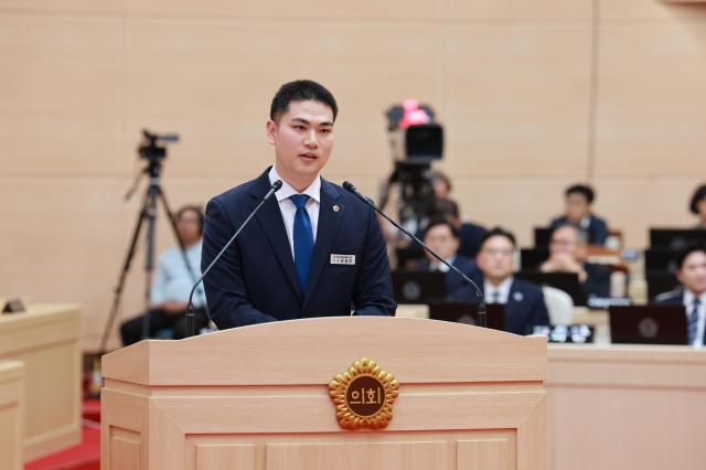 강성찬 전남광주통합특별시의회 의원더불어민주당·목포2이 제4회 임시회 시정 및 교육행정 질문에서 목포역 복합환승센터 조성사업을 통합특별시가 직접 책임지고 추진할 것을 촉구하고 있다 강 의원은 목포역을 서남권 광역교통의 핵심 거점으로 육성하고 민형배 시장의 ‘10·30·60 생활권 교통체계’ 공약 이행을 위한 구체적인 사업 추진 일정과 재원 분담 방안을 제시해야 한다고 강조했다 사진전남광주통합특별시의회