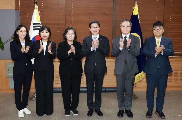 왼쪽부터 주소현 이화여자대학교 소비자학과 교수 정지연 한국소비자연맹 사무총장 문미란 한국소비자단체협의회 회장 이억원 금융위원장 김현수 부산대학교 법학전문대학원장 서준식 숭실대학교 경제학과 교수사진금융위원회