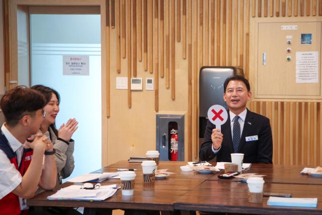 최현덕 남양주시장이 20일 다산행정복지센터에서 직원들이 준비한 ‘다산1동 현안 OX 퀴즈’에 참여하고 있다 사진남양주시