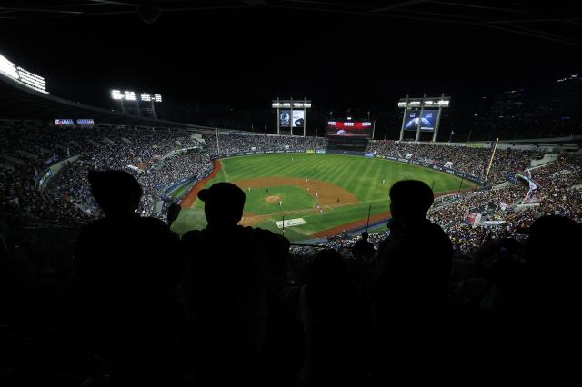 14일 서울 잠실야구장에서 열린 2026 신한 SOL KBO 포스트시즌 와일드카드 결정전 1차전 두산 베어스와 LG 트윈스의 경기 관중들이 응원하고 있다 사진연합뉴스