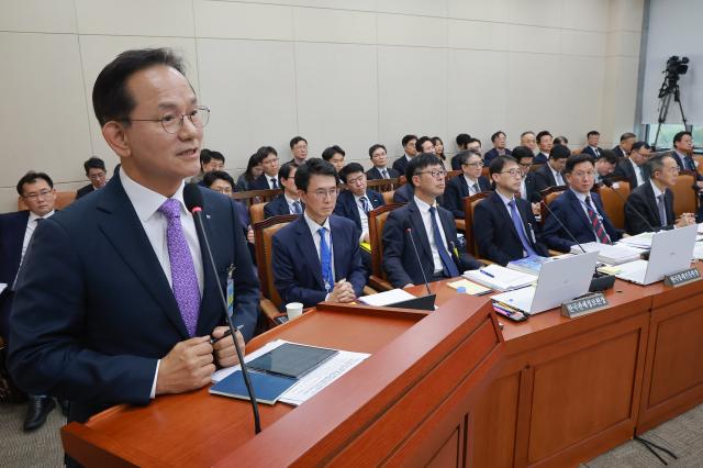 김종출 한국항공우주산업KAI 대표이사 사장이 20일 국회 재정경제기획위원회에서 열린 한국수출입은행 등에 대한 국정감사에서 재경위원 질의에 답하고 있다사진연합뉴스