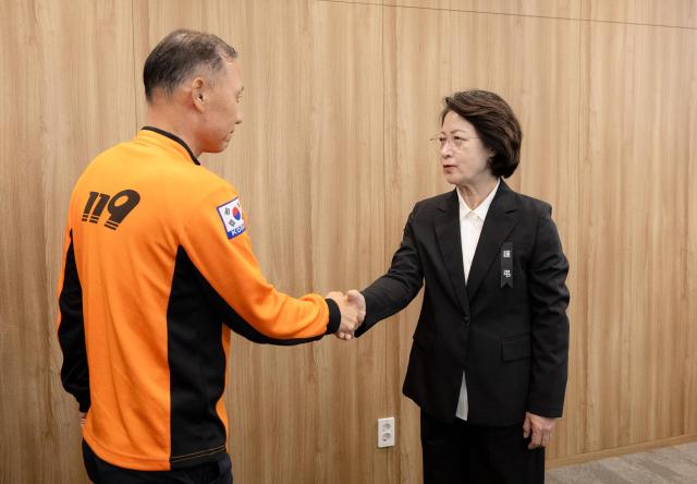 추미애 경기도지사가 소방 예산 관련 논란 발언에 대해 소방관들에게 직접 사과했다 사진경기도
