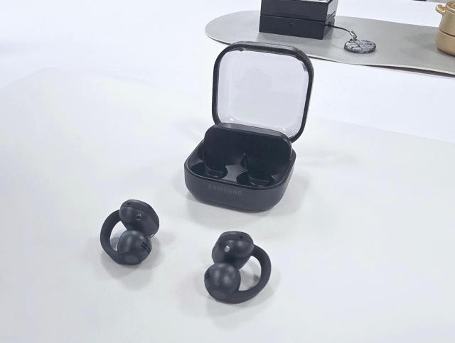 サムスン電子、新型「Galaxy Buds On」27日発売へ…ブランド初のクリップ型で29万9千ウォン