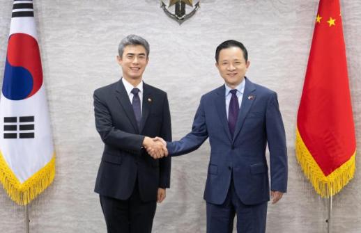 韩国国防部长官姜信哲会见中国驻韩大使戴兵