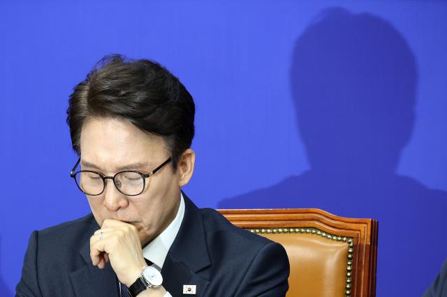 김민석 더불어민주당 대표가 지난 19일 국회에서 열린 최고위원회의에서 한병도 원내대표의 발언을 들으며 생각에 잠겨 있다사진연합뉴스