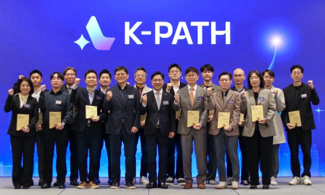  20일 열린 K-PATH 2026 행사에서 KT를 비롯한 각 기업 관계자가 단체 기념촬영을 하는 모습사진KT