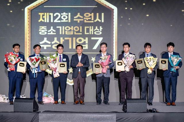 이재준 시장왼쪽 4번째이 중소기업인대상 수상자들과 기념촬영을 하고 있다사진수원시