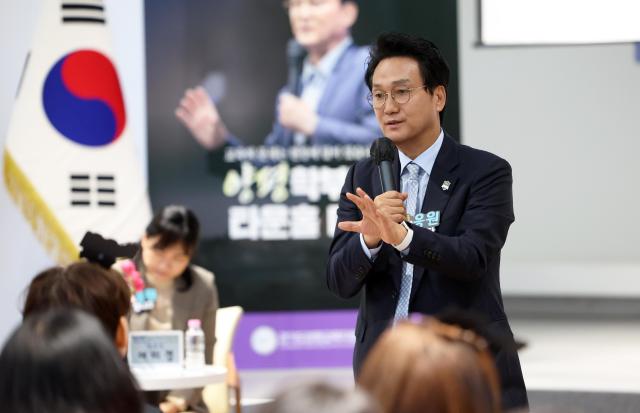 안민석 경기도교육감이 양평 이함캠퍼스에서 열린 양평 학부모 타운홀 미팅에서 학부모 질문에 답하고 있다 사진경기도교육청