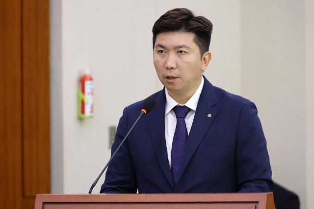 유승민 대한체육회장이 21일 국회 문화체육관광위원회에서 열린 대한체육회 등에 대한 국정감사에 업무 보고하고 있다 사진연합뉴스