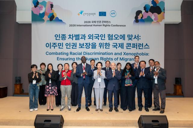 21일 서울 중구 한국프레스센터 국제회의장에서 열린 인종차별과 외국인 혐오에 맞서 이주민 인권 보장을 위한 국제 콘퍼런스에서 국내외 참석자들이 기념 촬영을 하고 있다사진국가인권위원회