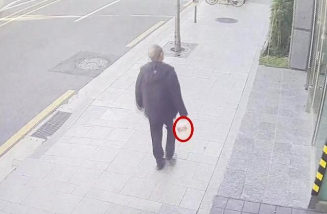 인화 물질 추정 물건 들고 이동하는 방화 용의자 사진연합뉴스