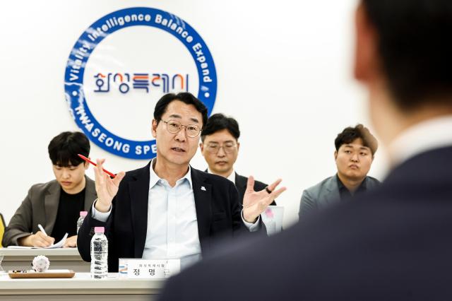 정명근 화성특례시장이 10월 16일 열린 우주항공 기업인 간담회에서 화성형 우주항공 클러스터 추진 방향에 대해 설명하고 있다 사진화성시