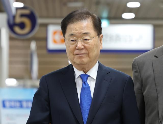 탈북 어민 강제 북송 혐의로 재판에 넘겨진 정의용 전 청와대 국가안보실장이 21일 오후 서울 서초구 서울고법에서 열린 2심 선고 공판에 출석하고 있다 사진연합뉴스