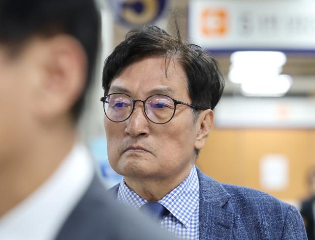 탈북 어민 강제 북송 혐의로 재판에 넘겨진 노영민 전 대통령 비서실장이 21일 오후 서울 서초구 서울고법에서 열린 2심 선고 공판에 출석하고 있다 사진연합뉴스