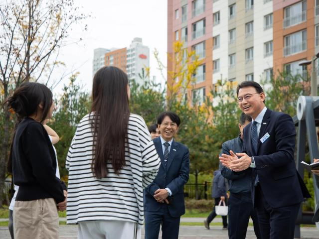 지난 20일 최현덕 남양주시장이 다산중앙공원에서 시민들과 만나 생활 현안에 관한 의견을 나누고 있다 사진남양주시