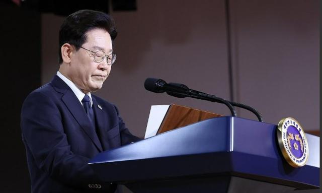이재명 대통령이 16일 부산시청에서 진행된 부마민주항쟁 47주년 기념식에서 발언하고 있다 사진청와대통신사진기자단