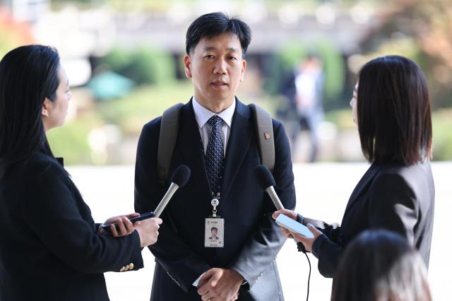 김현우 창원지방공소청 부장검사가 21일 정부과천청사 법무부에서 열린 징계위원회에 참석하며 취재진 질문에 답하고 있다 사진연합뉴스