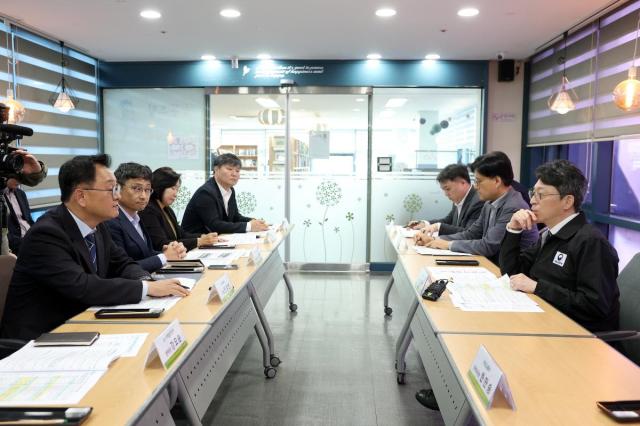 민경선 고양특례시장이 홍지선 국토교통부 장관을 비롯한 관계자들과 노후계획도시 정비사업 추진을 위한 협력 방안을 논의하고 있다 사진고양시