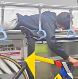 실제 상황? 부산 지하철 짐칸에 올라간 남학생…무슨 일