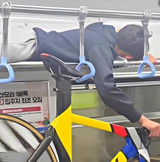실제 상황? 부산 지하철 짐칸에 올라간 남학생…무슨 일